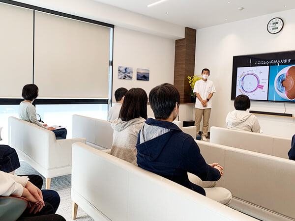 写真：無料説明会中の風景